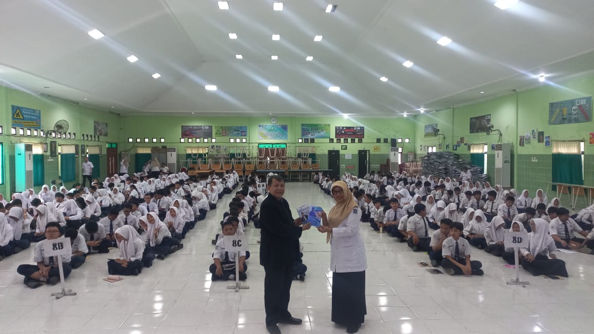 350 Siswa SMPN 26 Antusias Ikuti Workshop 'Menulis Sekali Duduk' Bersama Penulis Nasional